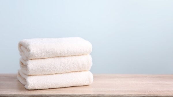 Desperdurar toallas blancas: Método casero fácil y efectivo
