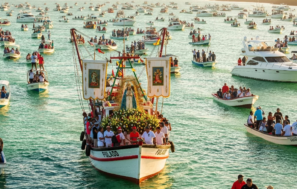 La procesión por mar de la Virgen del Carmen en la Laguna de Términos, con barcos decorados celebrando a la patrona de los marineros, la tradición más grande de Ciudad del Carmen.